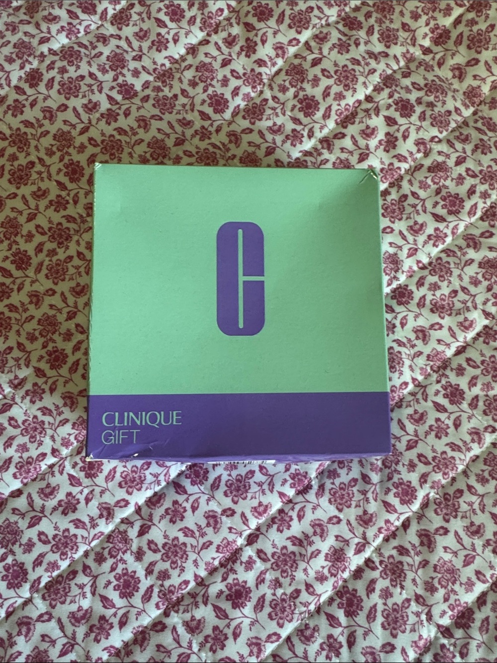 Clinique Makeup And Moisturizer Gift Set - Picture 3 of 4